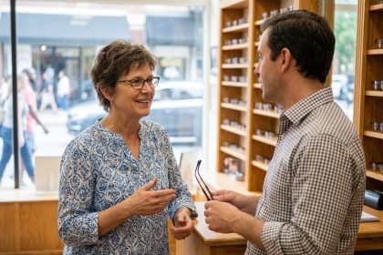 Femme souriante dans une boutique d'optique chaleureuse